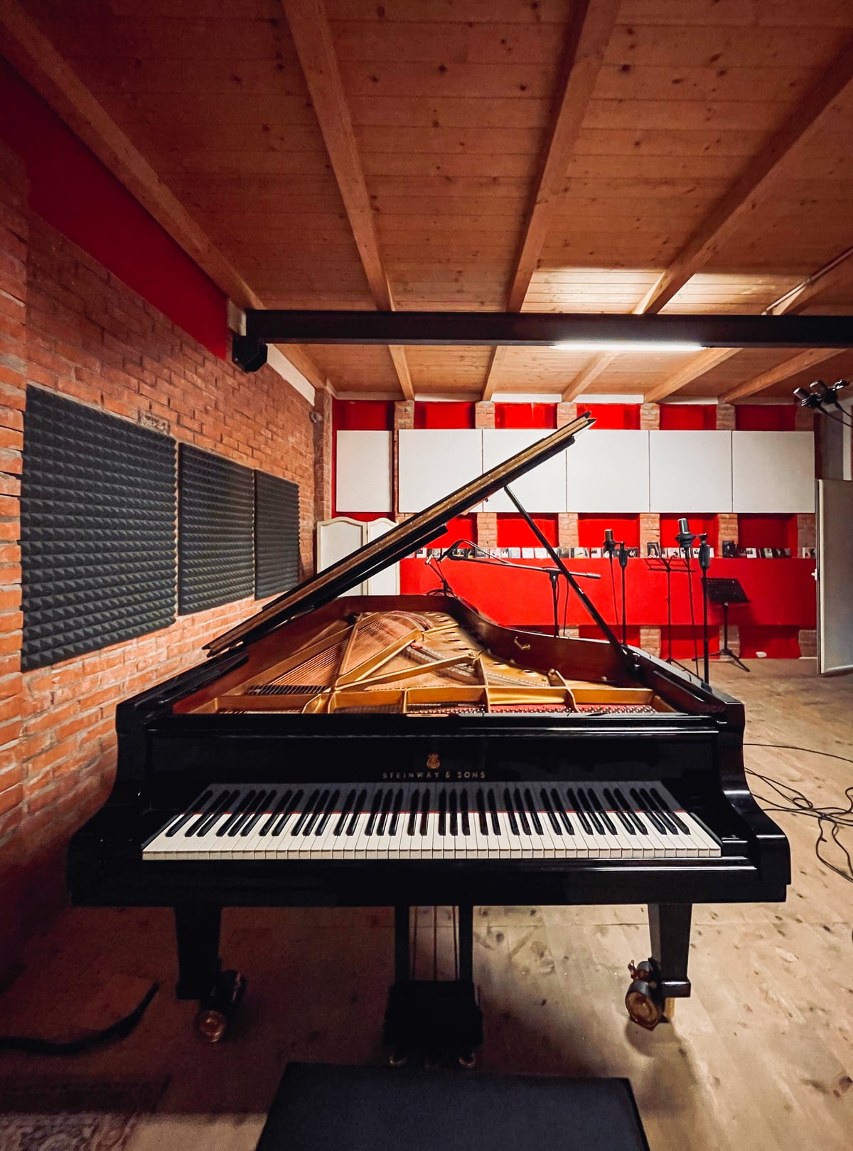 Pianoforte a coda dal mobile lucidato in una sala da concerto