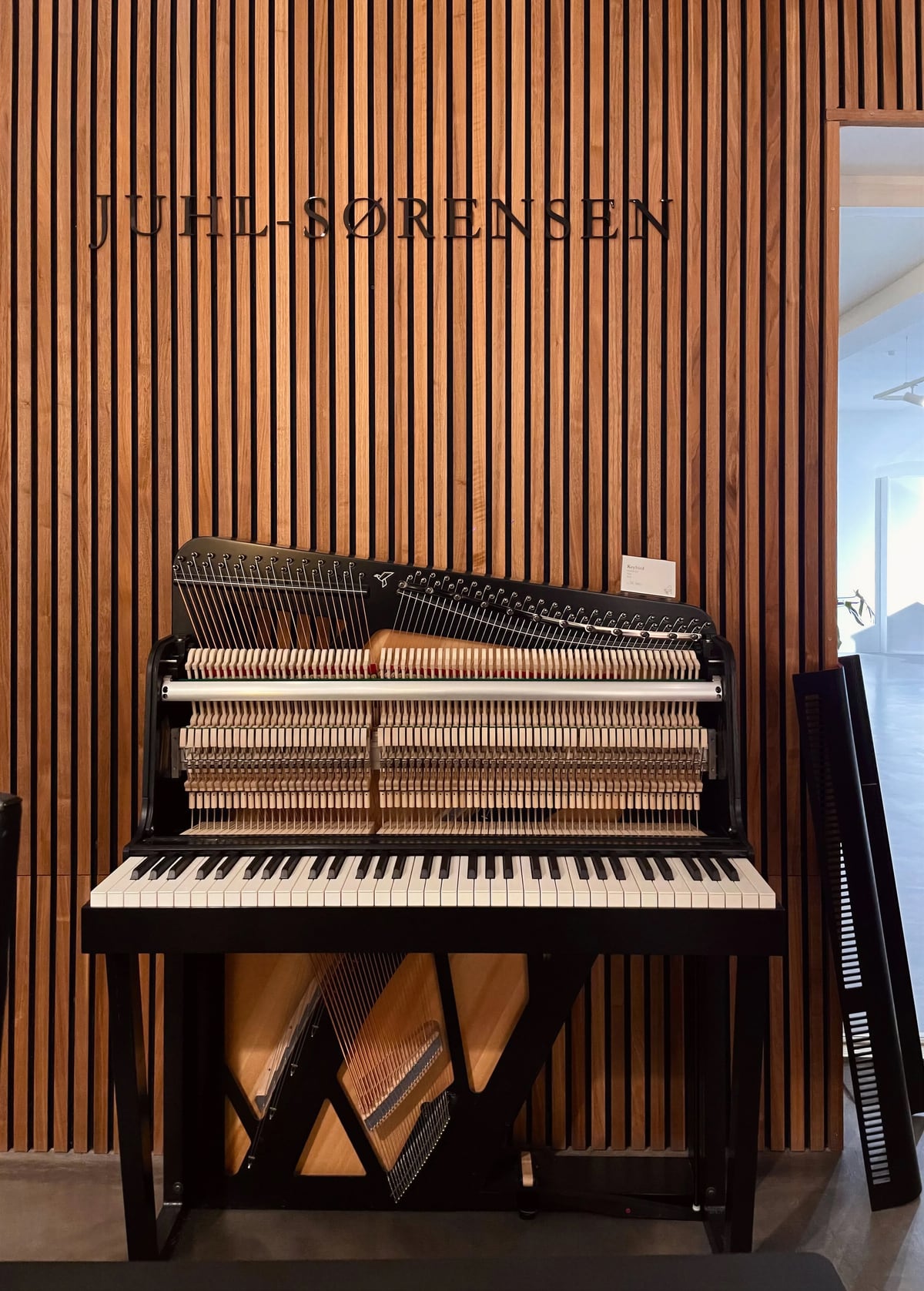 Meccanica di un pianoforte verticale nello showroom Juhl-Sørensen