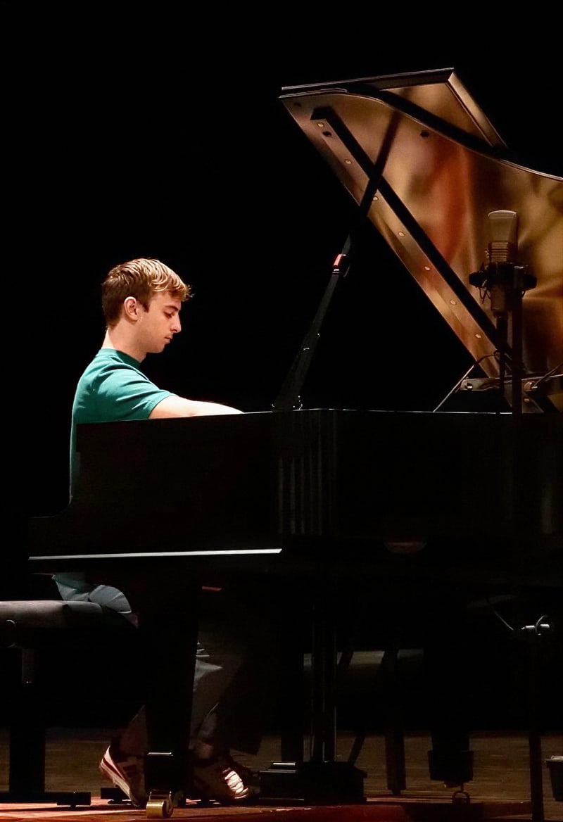 Luca Sciurti al pianoforte a coda durante un concerto