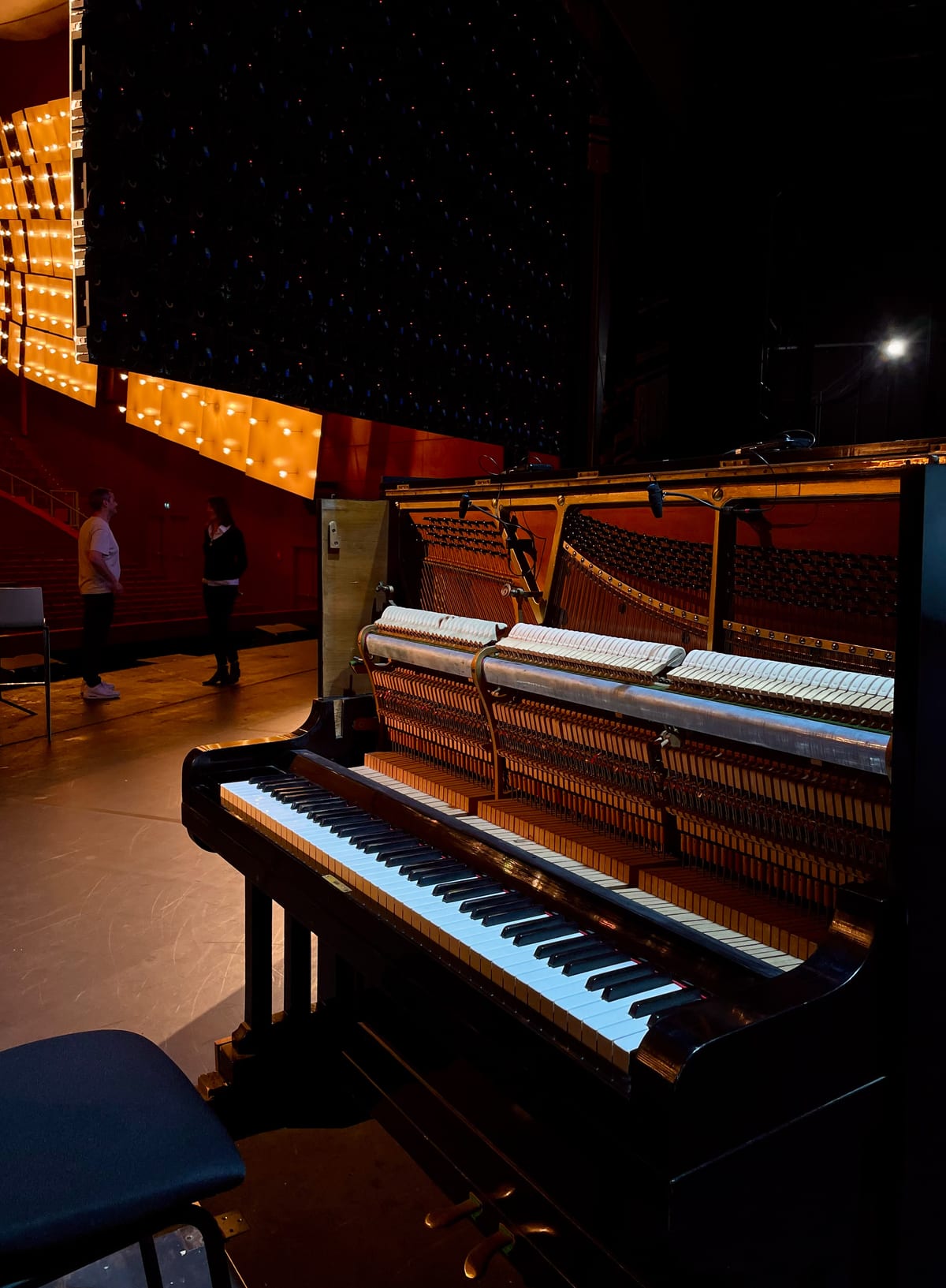 Pianoforte verticale aperto, con la meccanica in vista